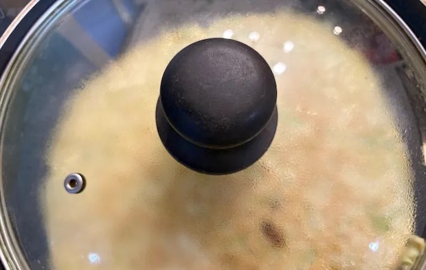 蓋をして焼いている画像（撮影：エニママ）