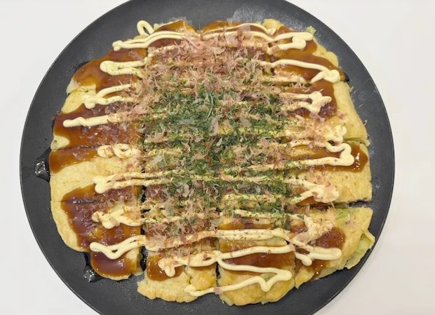 ソースとマヨネーズをかけたお好み焼きの画像（撮影：エニママ）