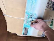 『かけら』でダンボールを縛ると？　1分で固定できる簡単テクに「目からウロコ」