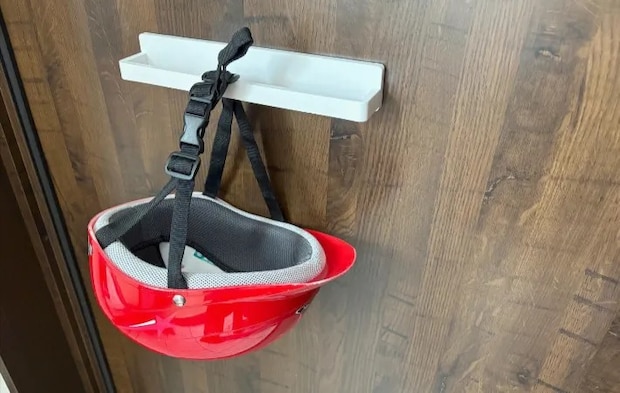 タオルバーにヘルメットをかけた画像（撮影：エニママ）