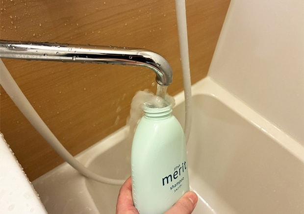 シャンプーボトルを洗っている写真（撮影：grapeライフハック編集部）