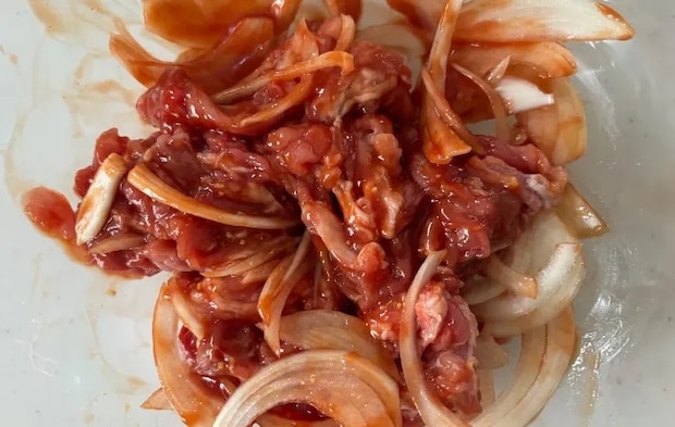 トマトケチャップを混ぜた肉（撮影：エニママ）