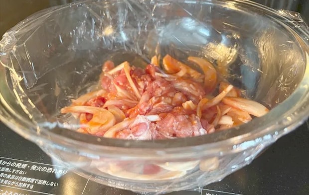 レンジで加熱する画像（撮影：エニママ）