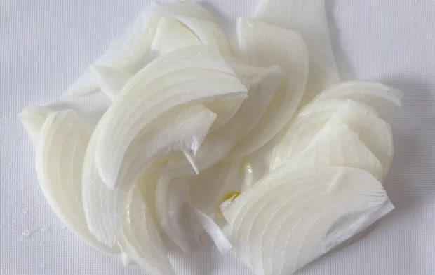 カットしたタマネギ（撮影：エニママ）