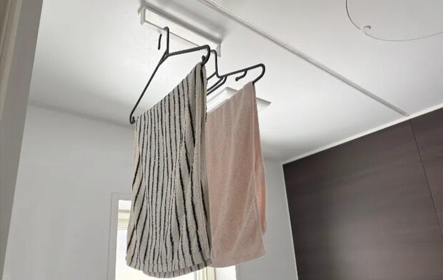 風呂場の天井に設置したタオルバーの画像（撮影：エニママ）