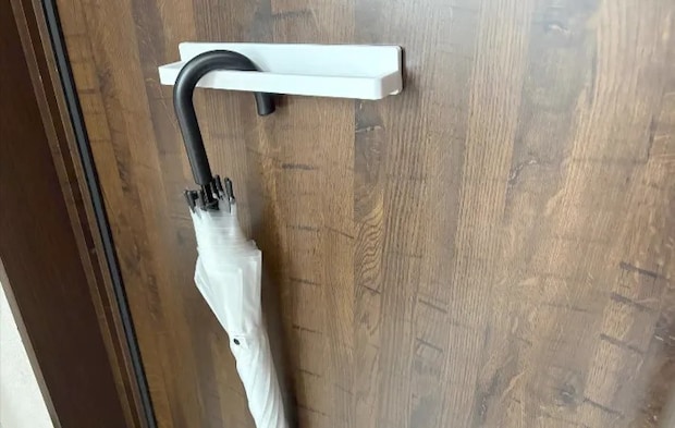 タオルバーに傘をかけた画像（撮影：エニママ）