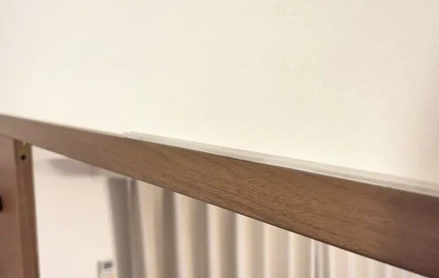 『かもい・ドア枠用ハンガー落下防止テープ』の使用写真（撮影：キジカク）