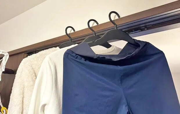 『かもい・ドア枠用ハンガー落下防止テープ』の使用写真（撮影：キジカク）