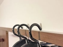 ハンガーがずり落ちてイライラ…　110円で買える落下防止テープが優秀すぎた