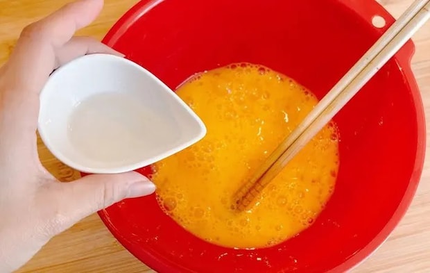 『玉子のくるくる巻き』を作る写真（撮影：キジカク）