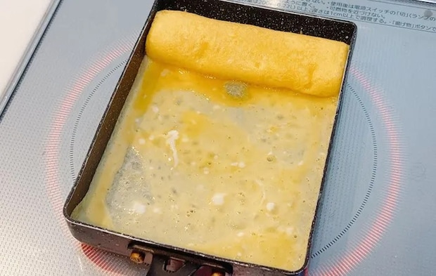 『玉子のくるくる巻き』を作る写真（撮影：キジカク）