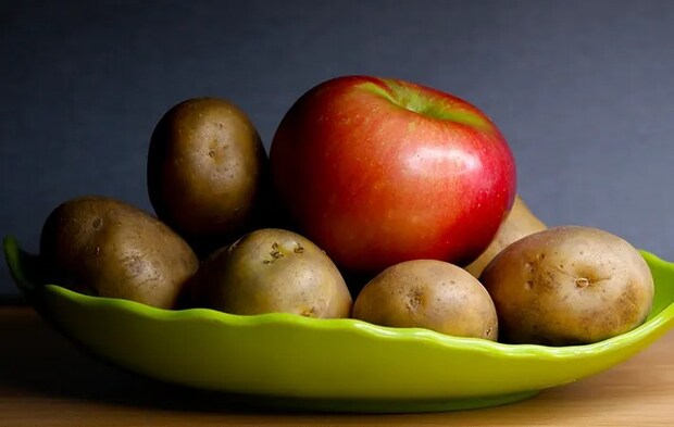リンゴとジャガイモの写真