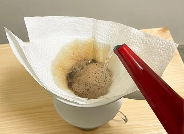 コーヒーを抽出する写真（撮影：grapeライフハック編集部）