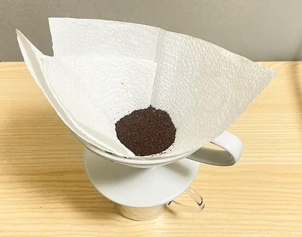 キッチンタオルにコーヒーの粉末を入れる写真（撮影：grapeライフハック編集部）