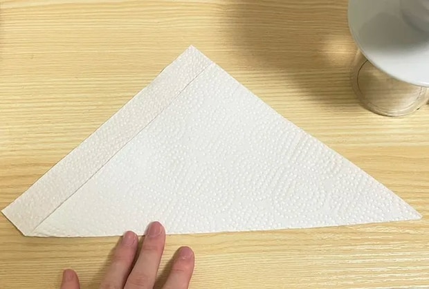 キッチンタオルを三角形に折る写真（撮影：grapeライフハック編集部）