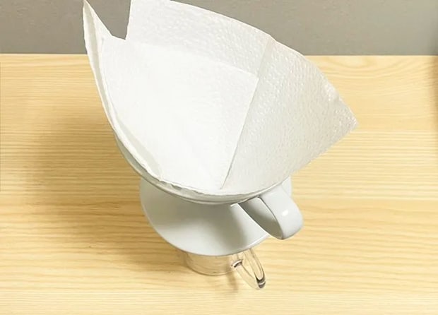 キッチンタオルをドリッパーにセットする写真（撮影：grapeライフハック編集部）