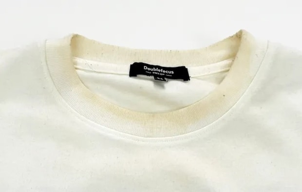 『ニットの首もとの汚れ』の写真（撮影：Heulie）