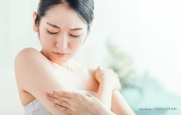 『スキンケアをする女性』の写真