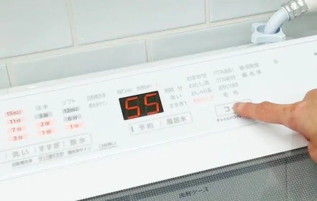 『洗濯機のボタンを押す』写真（撮影：Heulie）
