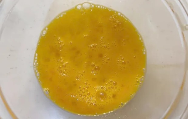 卵を溶いた画像（撮影：エニママ）