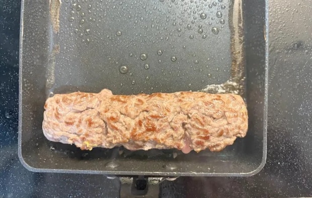 肉をひっくり返して焼いている画像（撮影：エニママ）