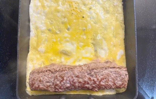 流し入れた卵液の上に挽肉をのせた画像（撮影：エニママ）