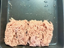 玉子焼き器にひき肉をドーン！　卵でくるくる巻いたら、子供が「これ大好き！」