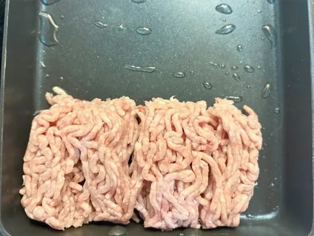 玉子焼き器にひき肉をドーン！　卵でくるくる巻いたら、子供が「これ大好き！」