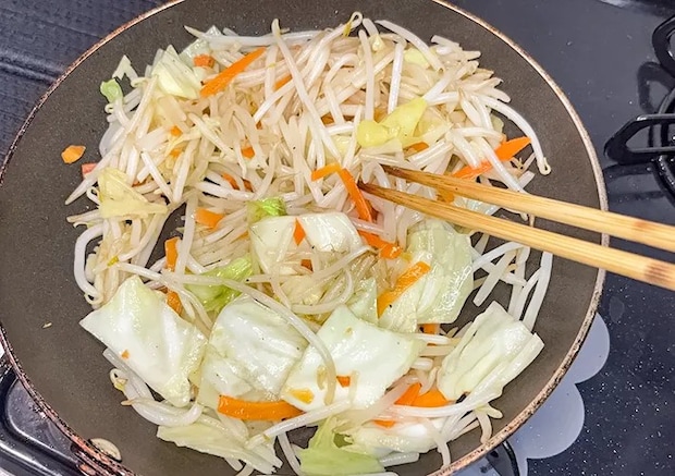 カット野菜を炒めている写真（撮影：キジカク）