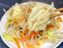 カット野菜に大さじ1杯入れるだけ！　食感がよくなるコツに「しっかりと火が入った」「べたつかない」
