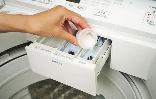 『柔軟剤を洗濯機に入れる』写真（撮影：Heulie）