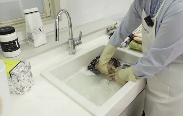 『つけ置き洗いをする女性』の写真（撮影：Heulie）