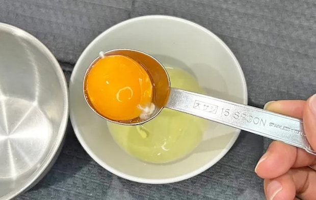 『究極の卵かけご飯』を作る写真（撮影：キジカク）