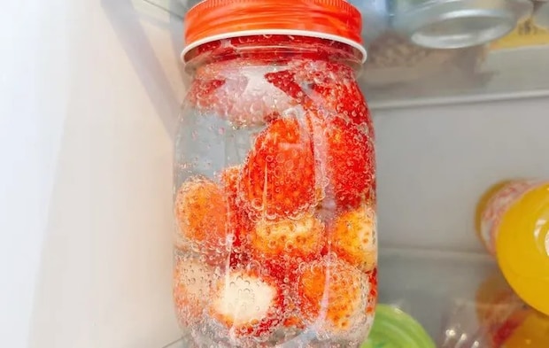 『シュワッと炭酸いちご』を作る写真（撮影：キジカク）