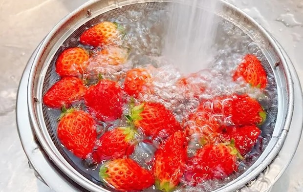 『シュワッと炭酸いちご』を作る写真（撮影：キジカク）