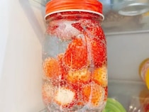 普通に食べるのはもったいない！　漬け込むだけでOK、イチゴの新しい食べ方が？