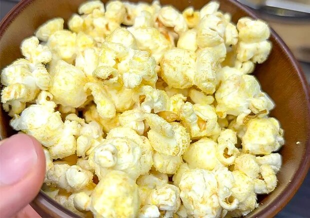 完成したコーンポタージュの風味のポップコーンの写真（撮影：キジカク）