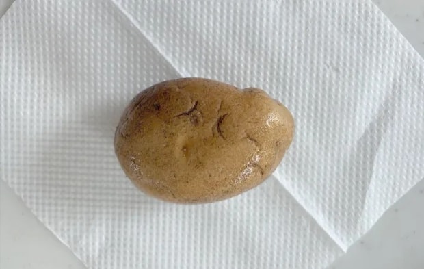 洗ったジャガイモをキッチンペーパーで包む画像（撮影：エニママ）