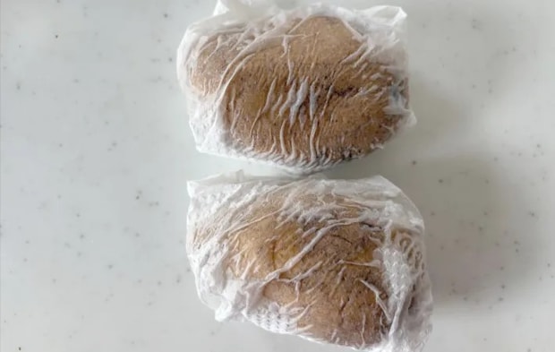 キッチンペーパーで包んだジャガイモの画像（撮影：エニママ）