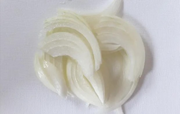 タマネギを薄切りにした画像（撮影：エニママ）