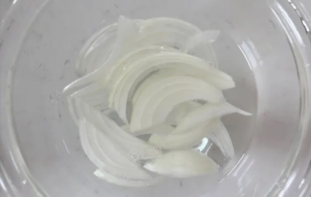 タマネギを水にさらしている画像（撮影：エニママ）