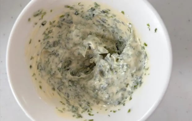 マヨネーズと青のりを混ぜた画像（撮影：エニママ）