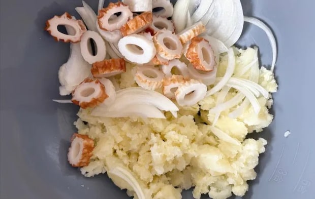 ジャガイモが入ったボウルにちくわとタマネギを入れた画像（撮影：エニママ）