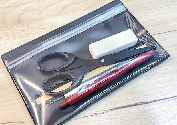 『片面クリアケース』に文房具を収納している写真（撮影：キジカク）