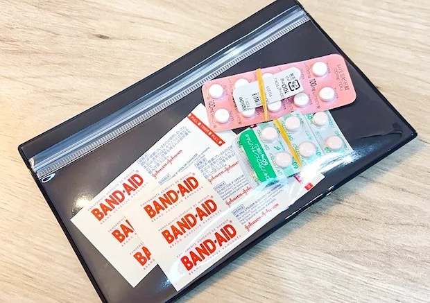 『片面クリアケース』に薬を収納している写真（撮影：キジカク）