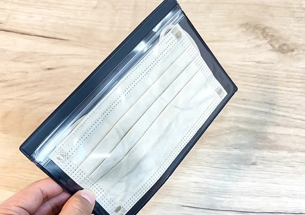 『片面クリアケース』にマスクを収納している写真（撮影：キジカク）