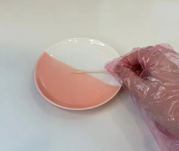 爪楊枝を水で濡らした様子（撮影：grapeフード編集部）