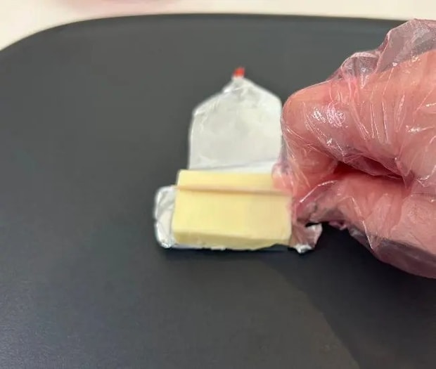 ベビーチーズに爪楊枝を押し当てる様子（撮影：grapeフード編集部）