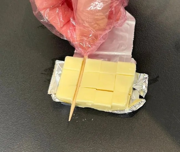 ベビーチーズを小さく切り分けている様子（撮影：grapeフード編集部）