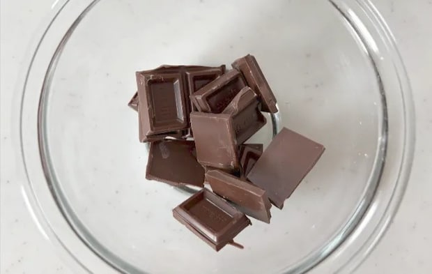 耐熱ボウルにチョコを割り入れた画像（撮影：エニママ）